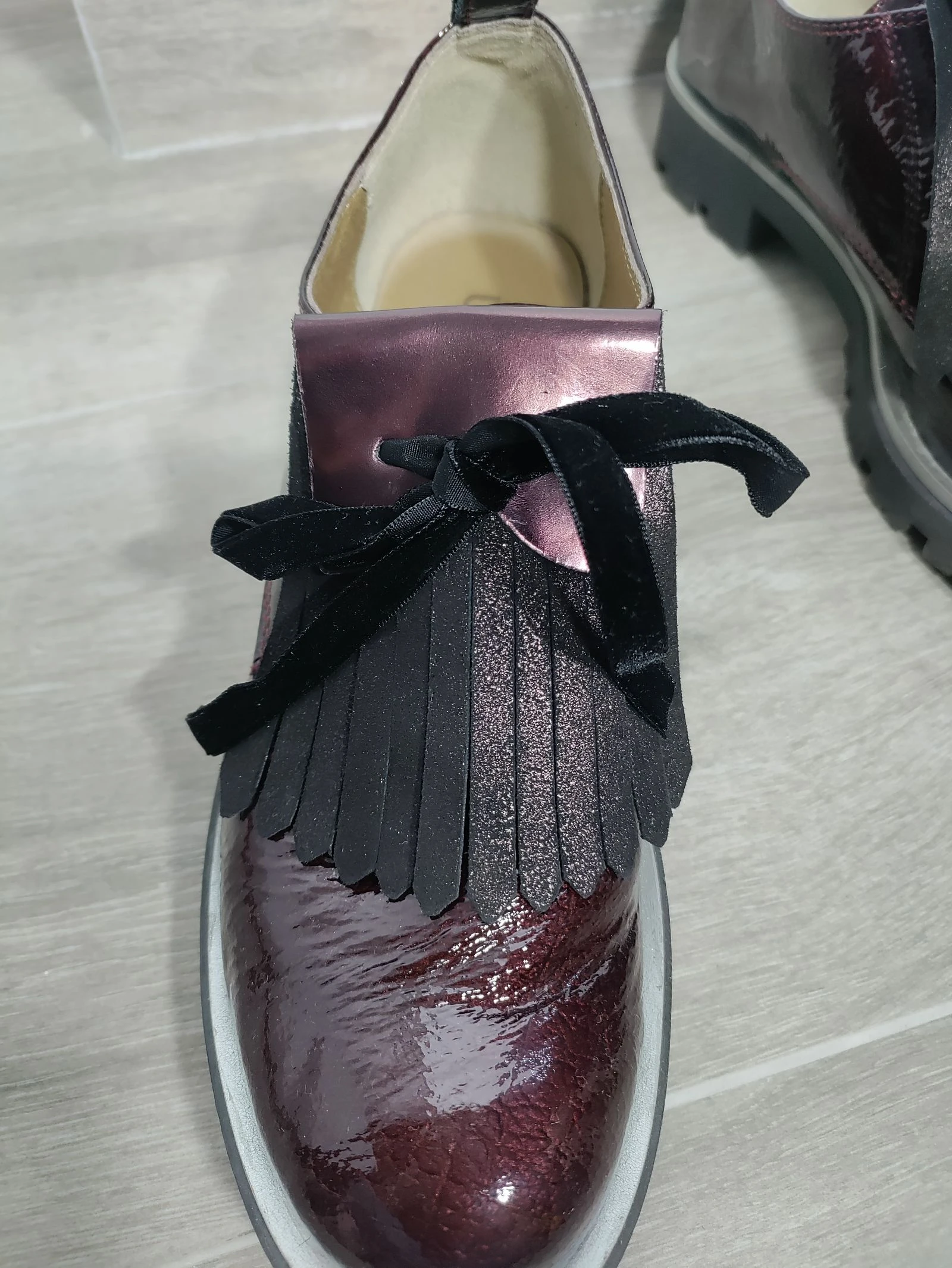 Zapatos Unisa burdeos charol con flecos y suela track – Talla 39 – photo 4